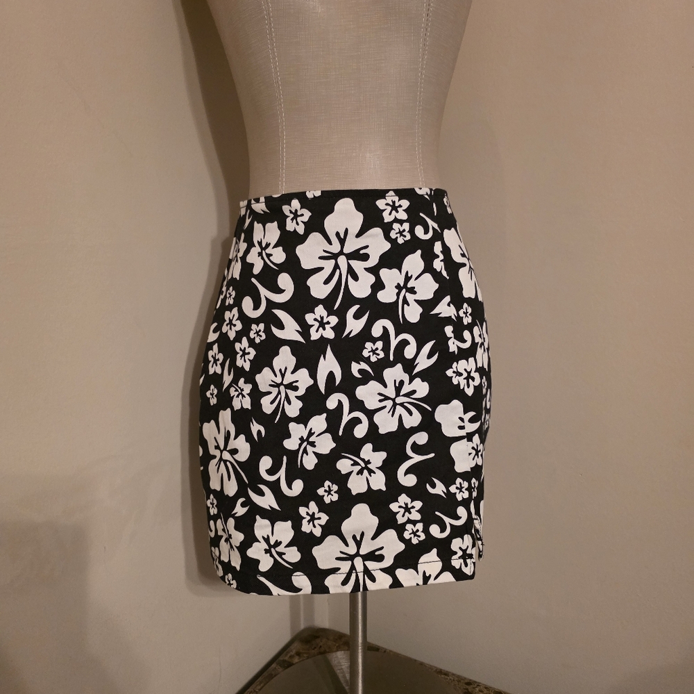 Wild Fable • Black/White Tropical/Floral Mini Skirt. Sz 6